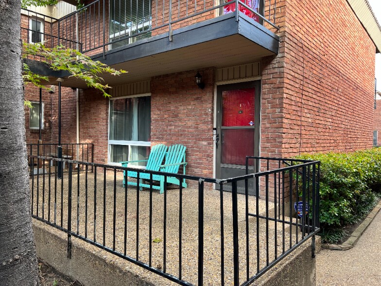 Building Photo - 4340 Cedar Springs Rd
