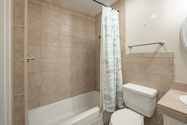 Building Photo - 3 bed 2 bath Near school/park