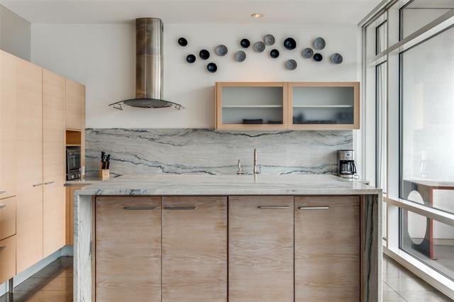 Building Photo - 2430 Victory Park Ln