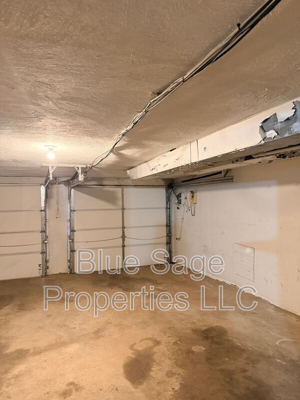Building Photo - 4424 Bloomfield Ave