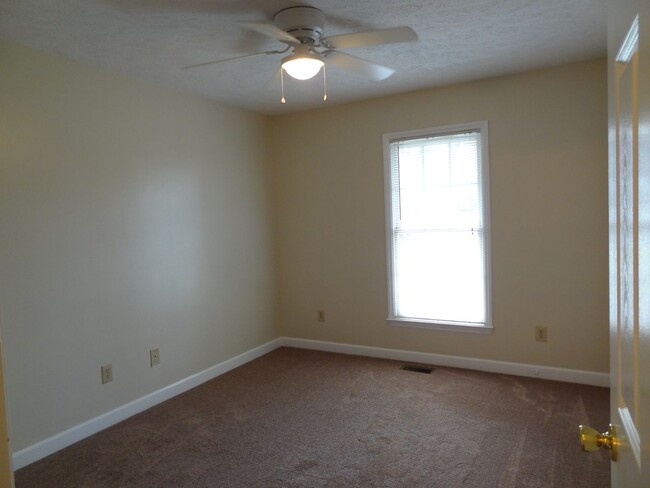 Building Photo - 3 BR, 2 BH, Double Garage Home in a Well E...