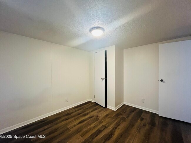 Building Photo - 1641 Ridge Dr