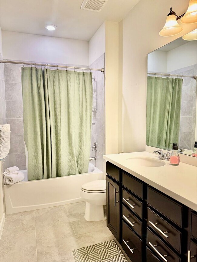 Building Photo - Elegant Lakeside Rental Home In Resort-Sty...