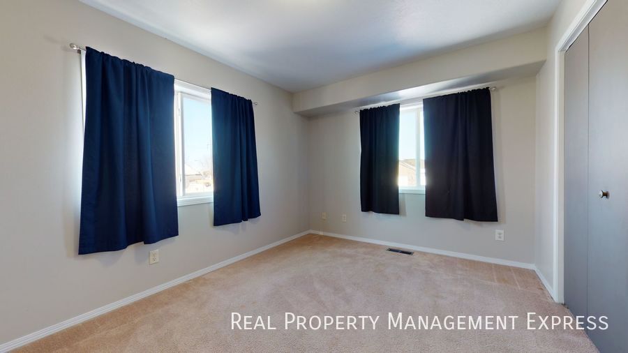 Building Photo - Spacious 4 Bedroom 2 Bath Home with attach...