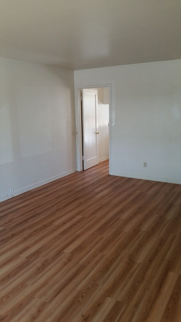 Building Photo - updated 2 bedroom duplex