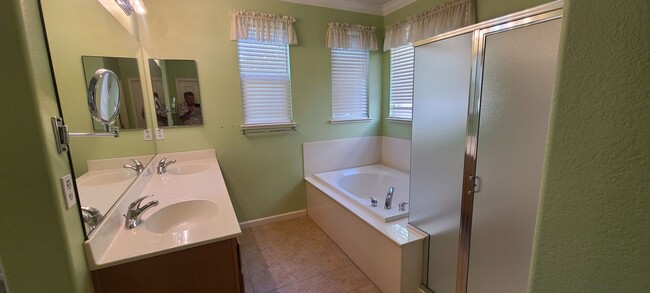 Building Photo - HALF OFF ONE MONTH RENT IF APPROVED AND MO...