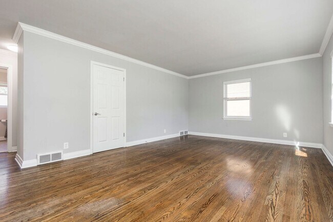 Building Photo - 1166 Castlevale Dr