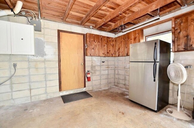 Building Photo - 505 Coconut Ave E