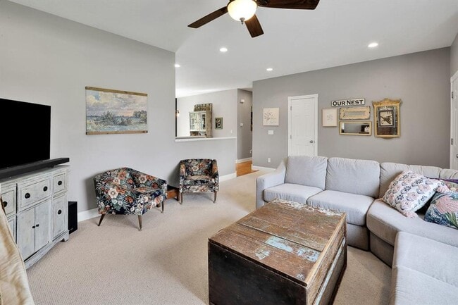 Building Photo - Spacious 5-Bedroom Retreat for Rent – Priv...