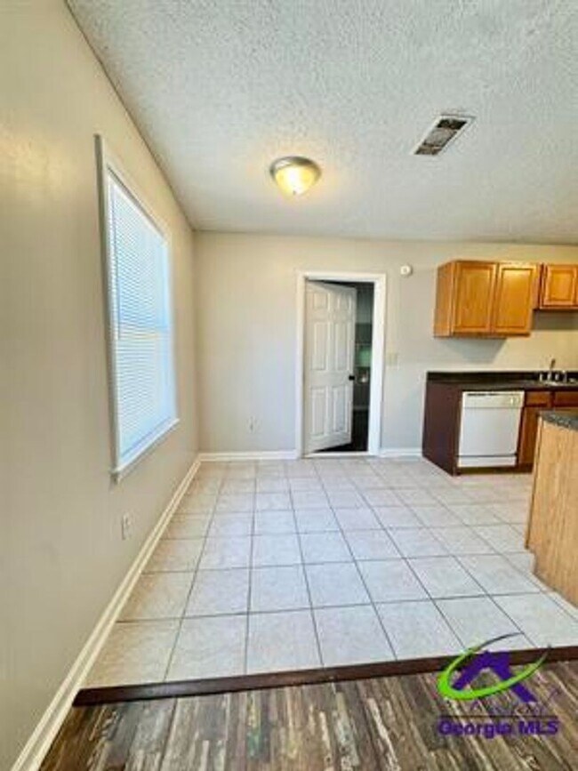 Building Photo - 102 Varee Dr