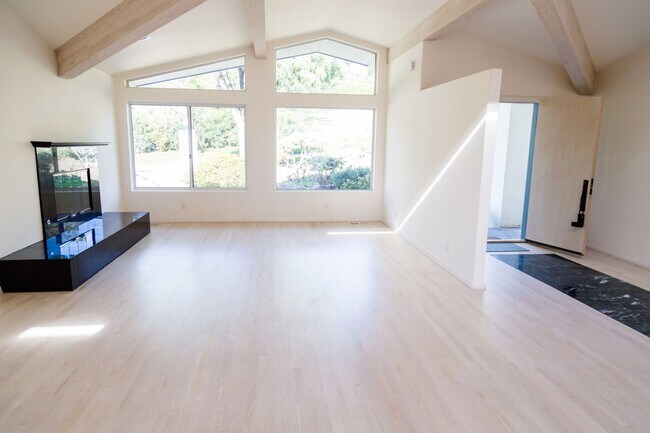 Building Photo - Well-Appointed Home in Desirable Mountain View School District