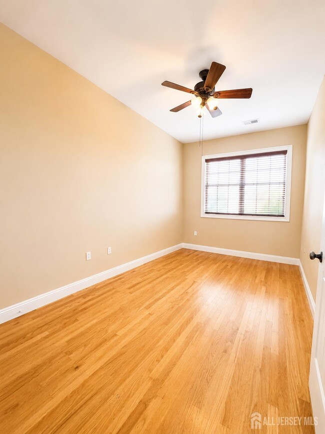 Building Photo - 547 Sayre Ave