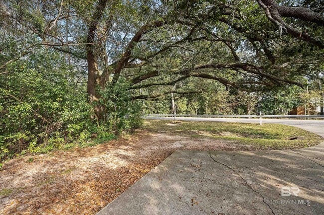 Building Photo - 620 S Oak St