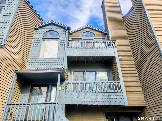 Building Photo - 15 Perry Ave