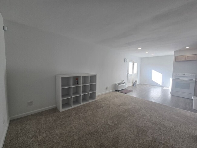 Building Photo - 512 1/2-417 1/2 16th St W