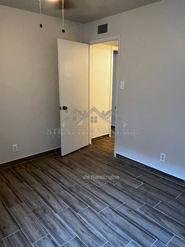 Building Photo - 424 W Brown Rd