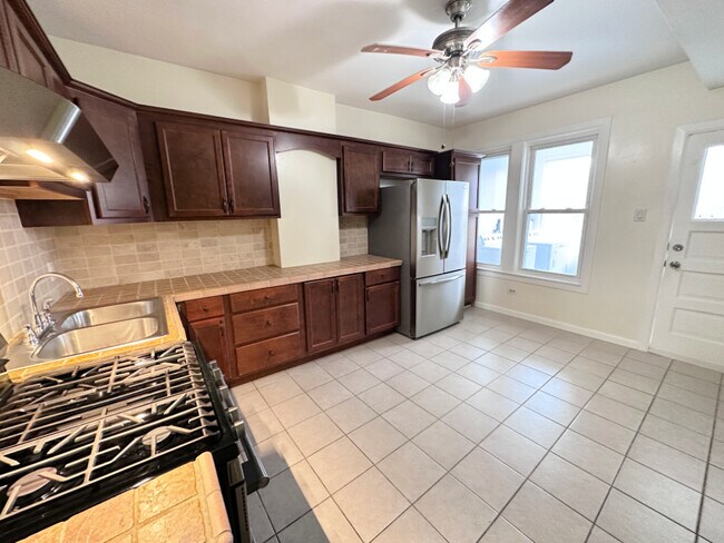 Building Photo - 4453 N Kilbourn Ave