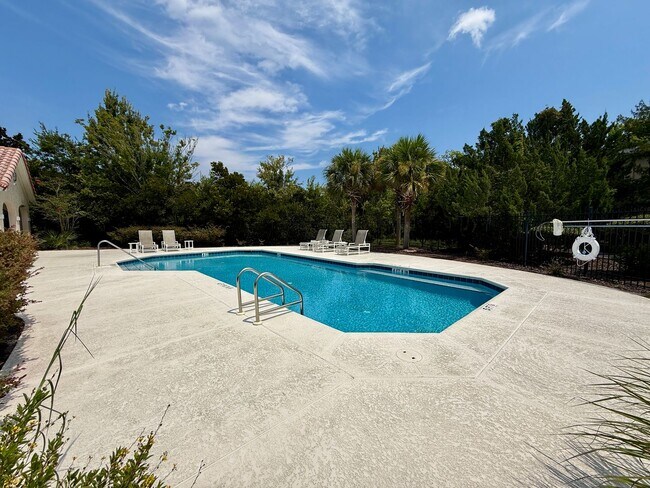 Building Photo - 3 bedroom, 3 bath Luxury Living Along the ...
