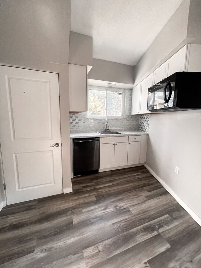 Building Photo - 2 Bedroom 1 bath w/laundry and yard