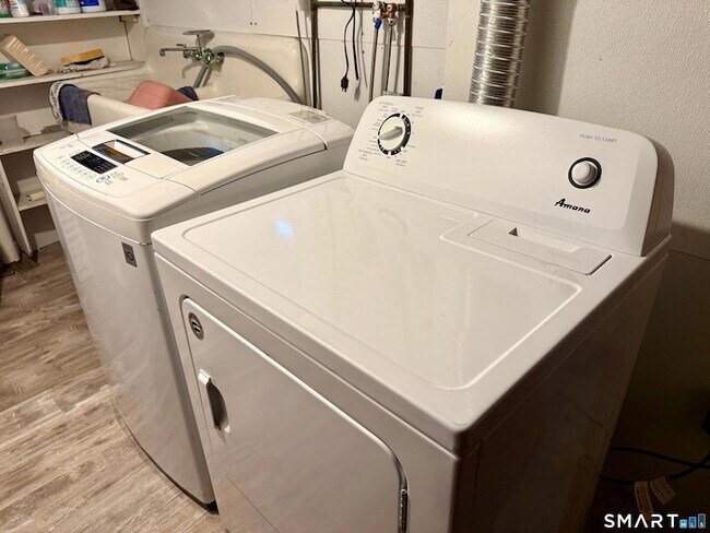 Building Photo - 64 Hickory St