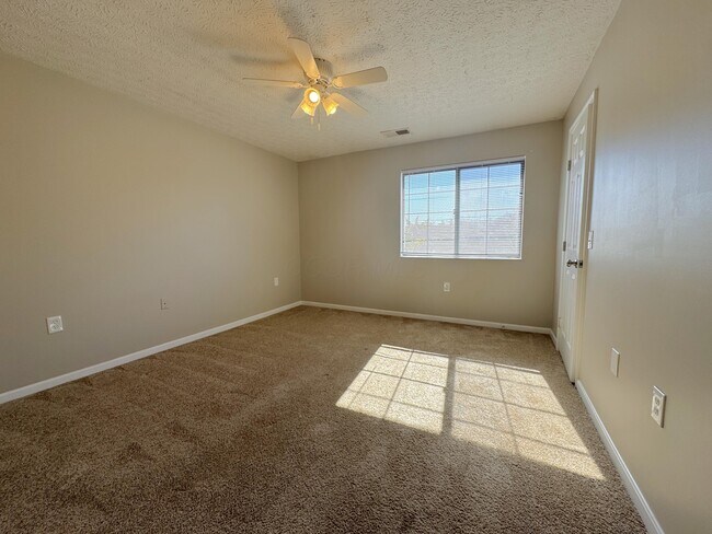 Building Photo - 6829 Meadow Creek Dr