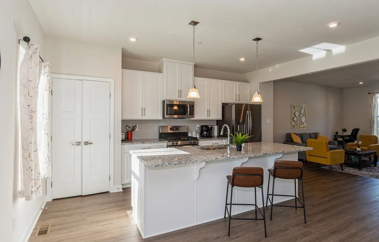 Building Photo - 6702 Sycamore Way