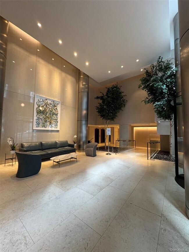 Building Photo - 275 W 96th St