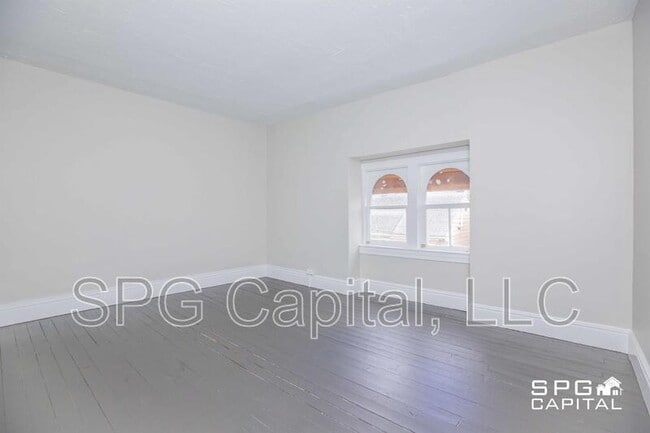 Building Photo - 653 W College Ave