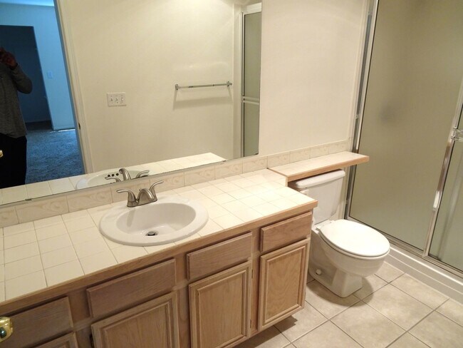 Building Photo - Modern 2-Bedroom Condo in Bellevue’s Merce...