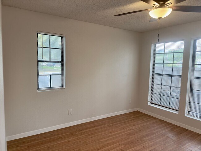 Building Photo - Duplex Blocks from Downtown and Town Lake