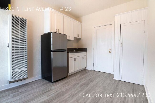 Building Photo - 821 N Flint Ave
