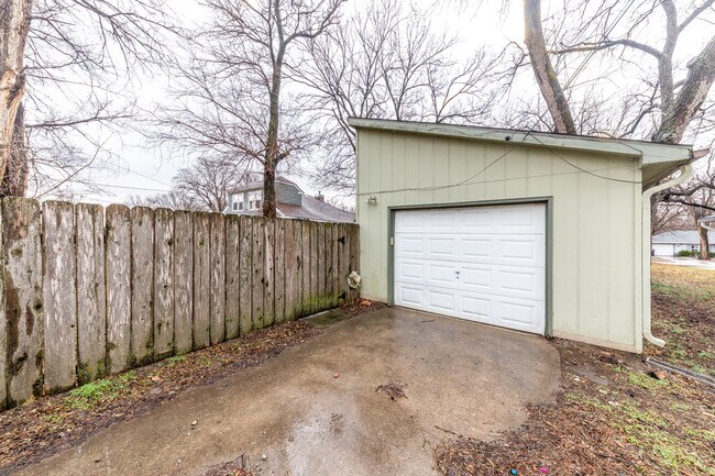 Building Photo - 804 Pottawatomie Ave