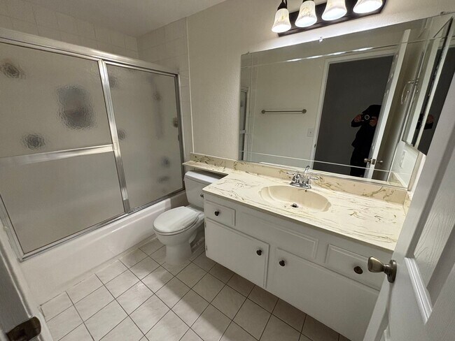 Building Photo - Charming Single-Story 3-Bedroom Pool Home in Valencia!