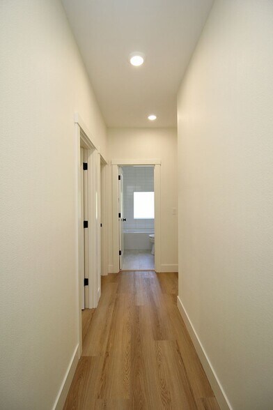 Building Photo - 4660-4660 SW Fairvale Ct