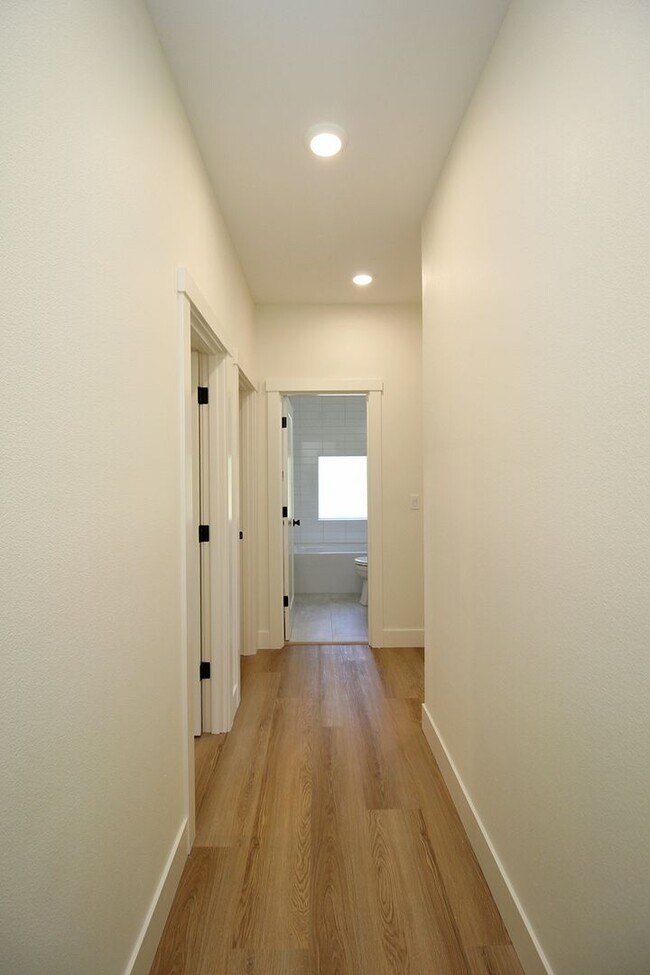 Building Photo - 4660-4660 SW Fairvale Ct
