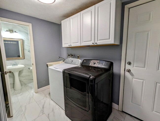Building Photo - Center Hall Colonial for rent in Hudson!