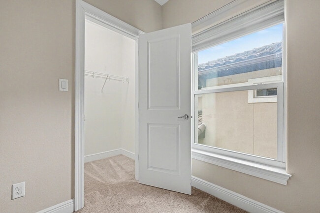 Building Photo - 490 Soundview Ct