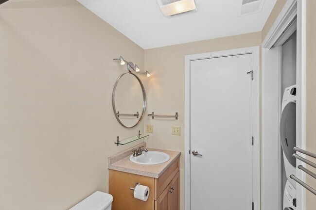 Building Photo - 296 Meridian St