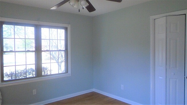 Building Photo - 3 Bedroom 2 Bathroom Home