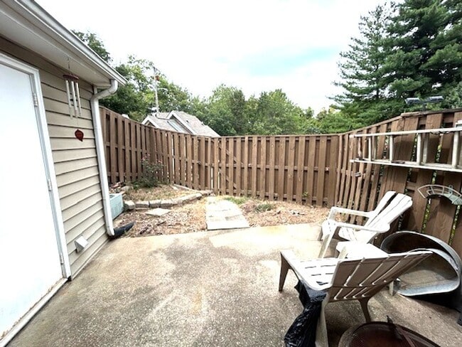 Building Photo - Two Bedroom 2 Bath Townhome
