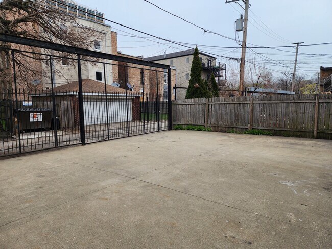 Building Photo - 1530 E 65th Pl