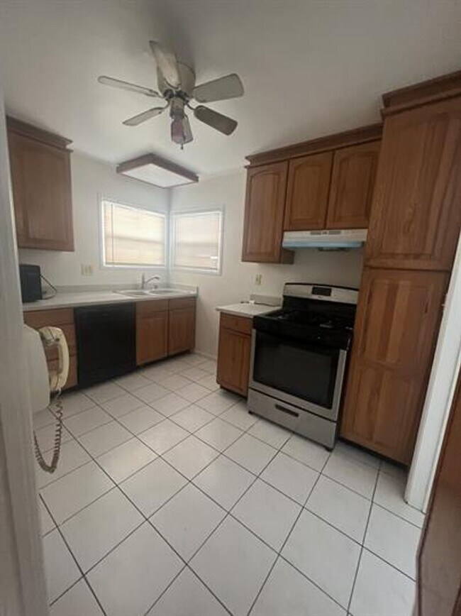 Building Photo - 1100 W 39th Pl