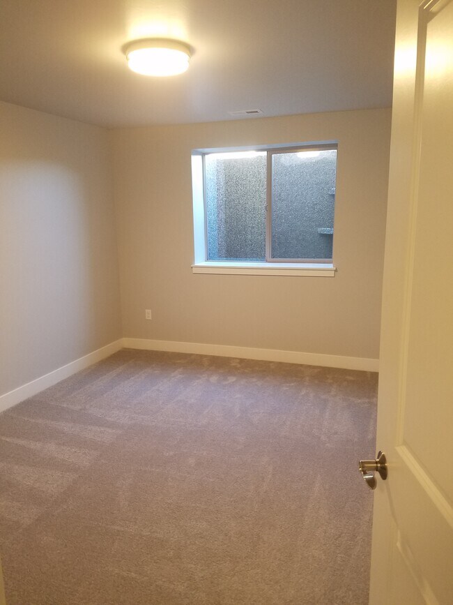 Building Photo - 3052 Golden Acres Dr