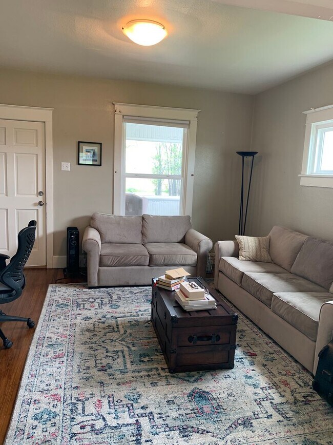 Building Photo - Ranch Style Farm House!