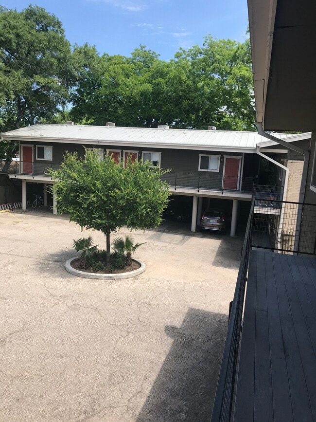 Building Photo - 704 Denson Dr