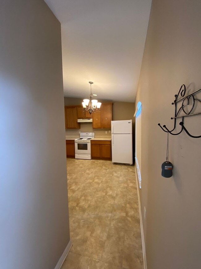 Building Photo - Desirable SW Ocala Neighborhood 3/2/2 **Wo...