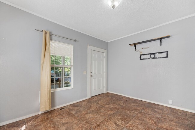 Building Photo - Charming 2 Bed 1 Bath - 2 weeks FREE!