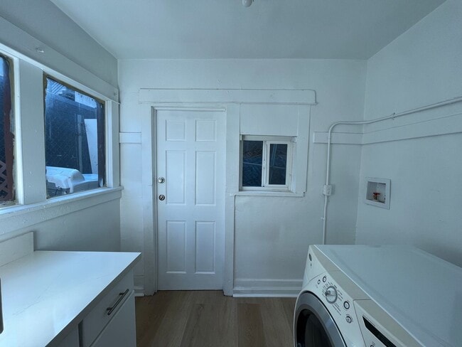 Building Photo - 2+1 w/all appliances + garage in central L...