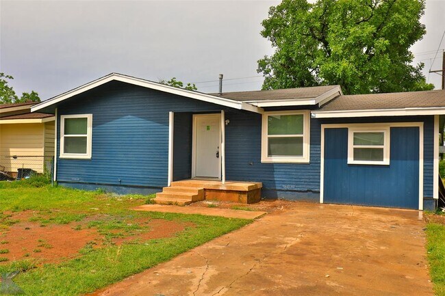 Building Photo - 1202 S San Jose Dr