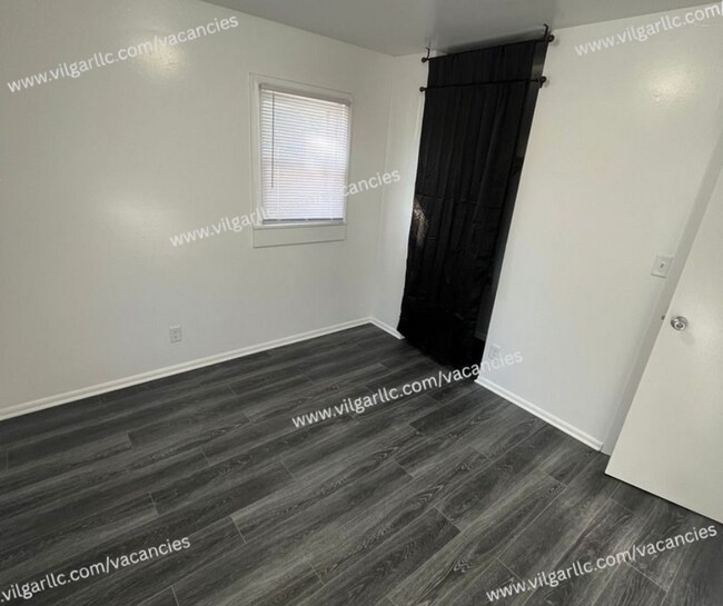 Building Photo - 3 spacious bedrooms, 2 full bathrooms home in Gary, IN